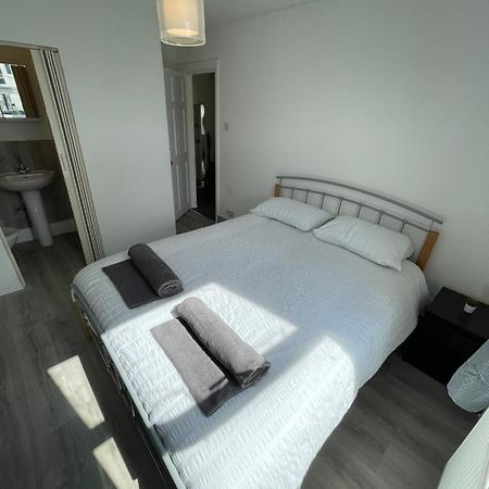 M&C Guest House 伯肯黑德 外观 照片