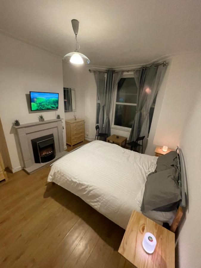 M&C Guest House 伯肯黑德 外观 照片